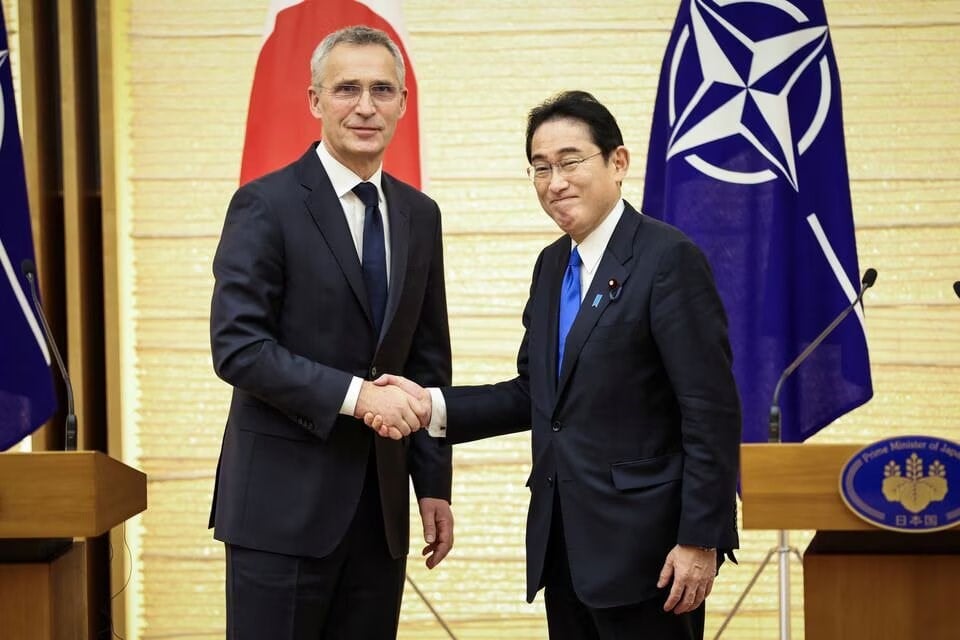 NATO Secretary-General Jens Stoltenberg and Japan's Prime Minister Fumio Kishida shake hands after holding a joint media briefing on January 31, 2023 in Tokyo, Japan (Reuters).