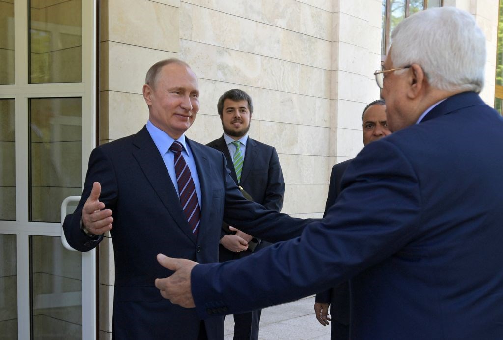 Russian President Vladimir Putin (left) greets Palestinian Authority President Mahmoud Abbas in Sochi, Russia, May 11, 2017 (Sputnik/Pool)