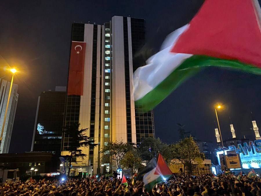 Protests outside Israeli consulate in Istanbul, Turkey (Social media)