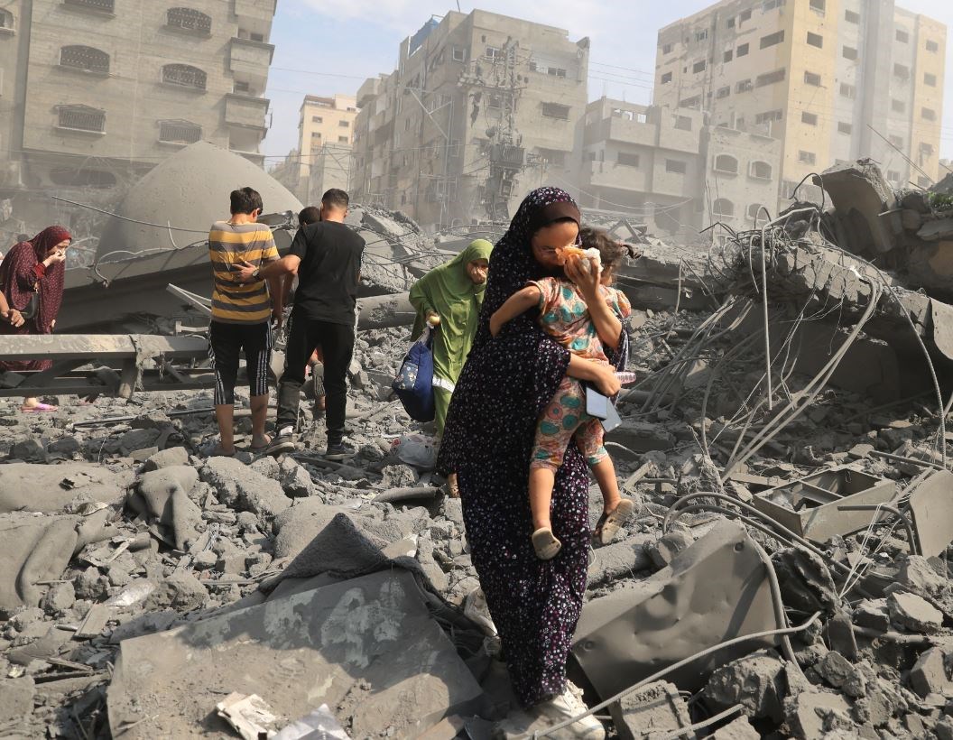 Families in Gaza trying to find refuge following an Israeli airstrike, 9 October 2023, photo (AFP)