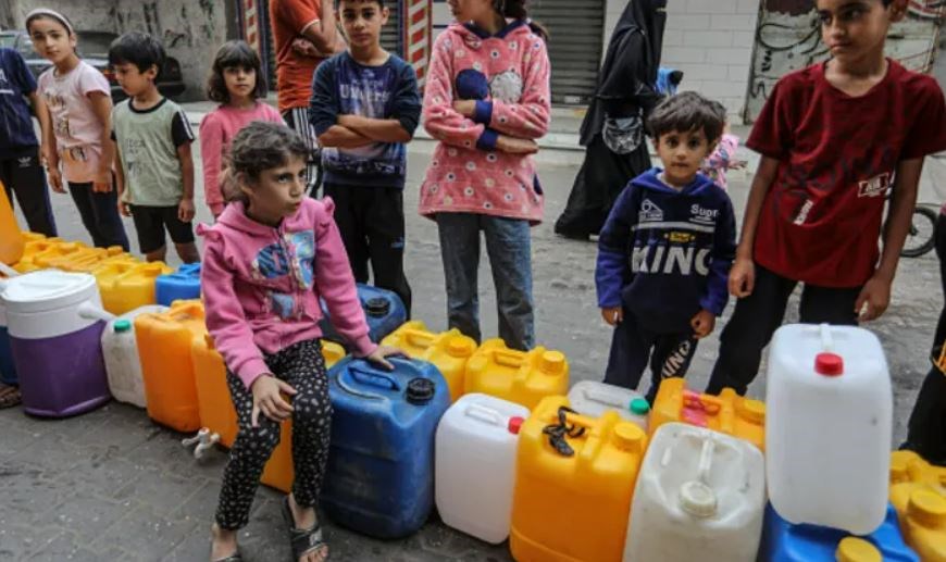Palestinian children fill containers with unsafe water in Rafah, in the southern Gaza Strip on November 13, 2023, amid the ongoing Israeli aggression and blockade on Gaza. (AFP via Getty Images)