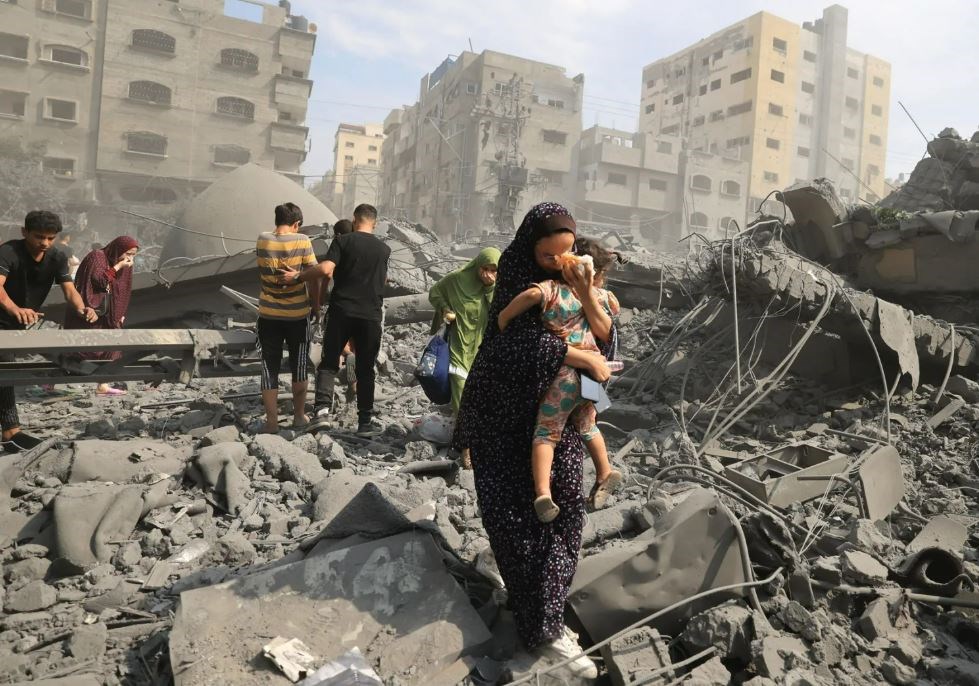 A mother and her child forced to evacuate their home following an Israeli airstrike on the Sousi mosque in Gaza City on Oct. 9. (AFP/GETTY IMAGES)