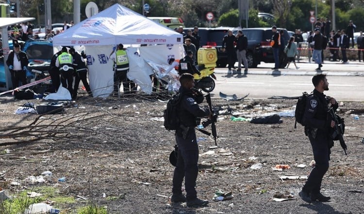 Israeli media: Operation Defensive Shield will not identify the lone fida'i sitting in his car