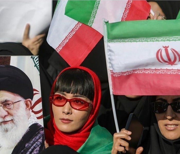 Iranian woman holding a portrait of Supreme Leader Sayyed Ali Khamenei during the National Day against Global Arrogance, November 4, 2022 (Archives)