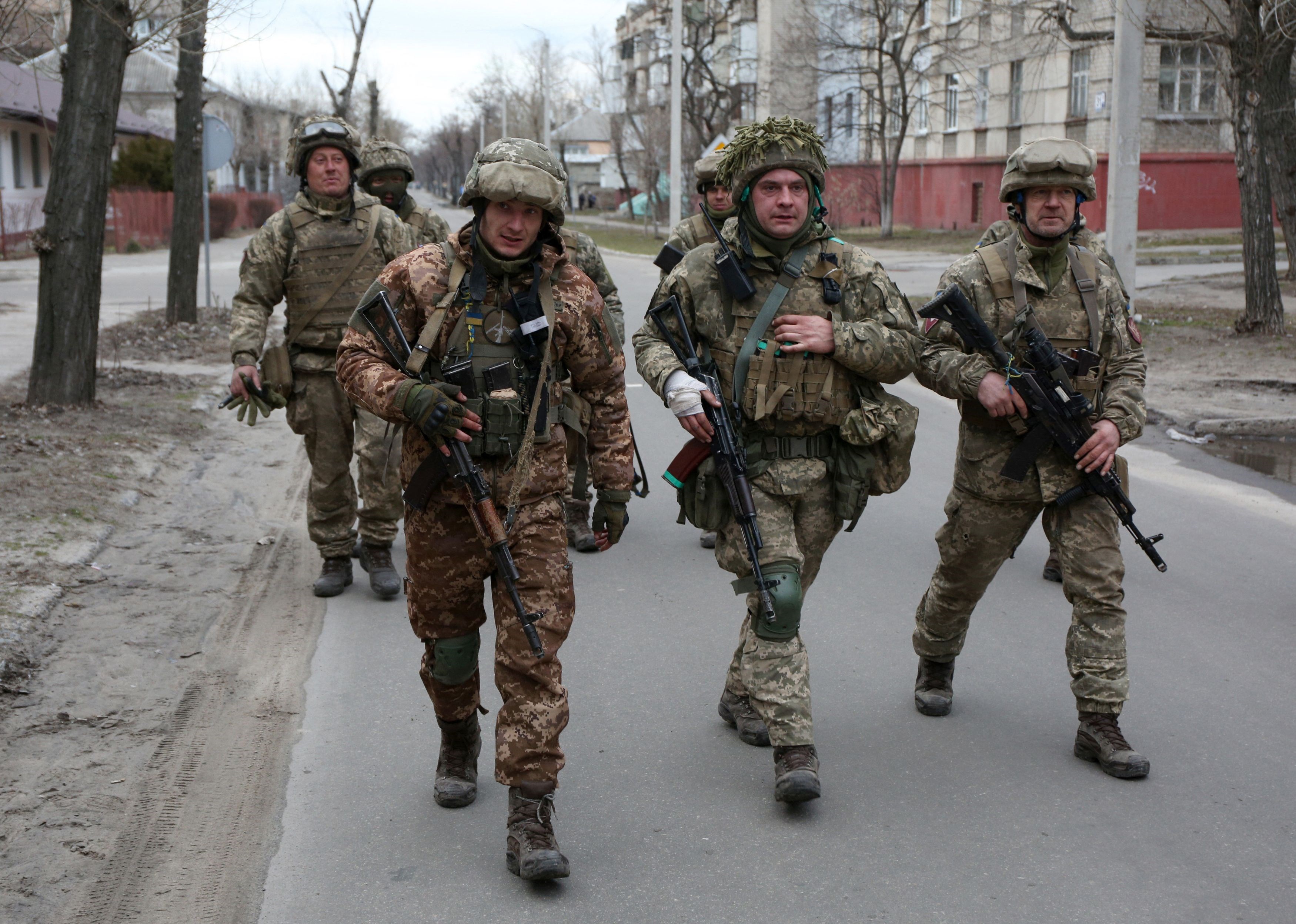 Ukrainian forces in Lugansk on Feb. 27, 2022 (AFP)