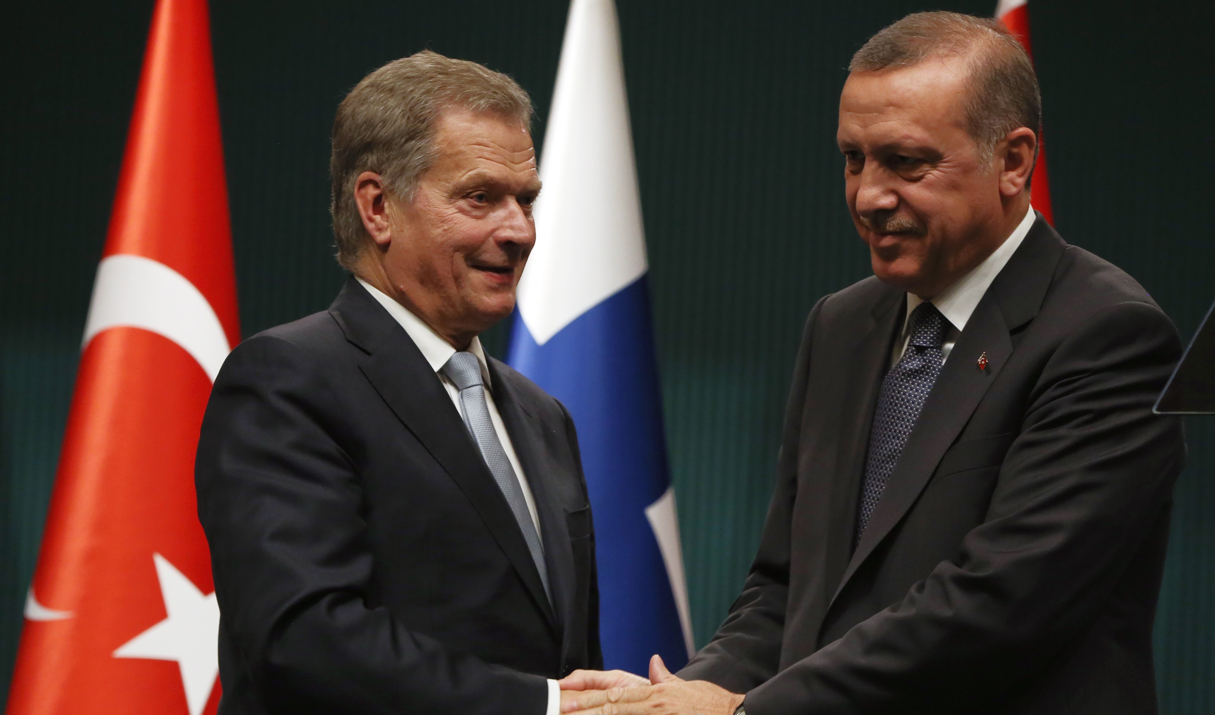 Finland's President Sauli Niinisto, and his Turkish counterpart Recep Tayyip Erdogan shake hands after a news conference in Ankara, Turkey, Oct. 13, 2015 (AP).