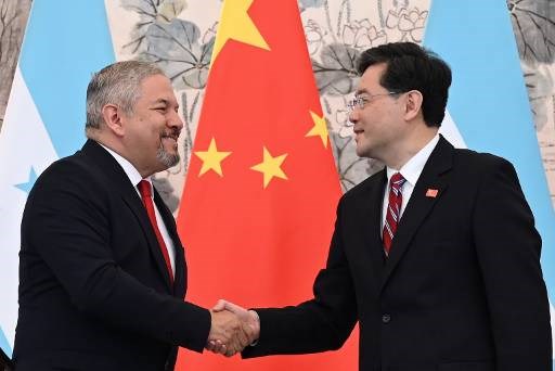 Honduras Foreign Minister Eduardo Enrique Reina (L) and Chinese Foreign Minister Qin Gang shake hands following the establishment of diplomatic relations between the two countries on March 26, 2023. (AFP)