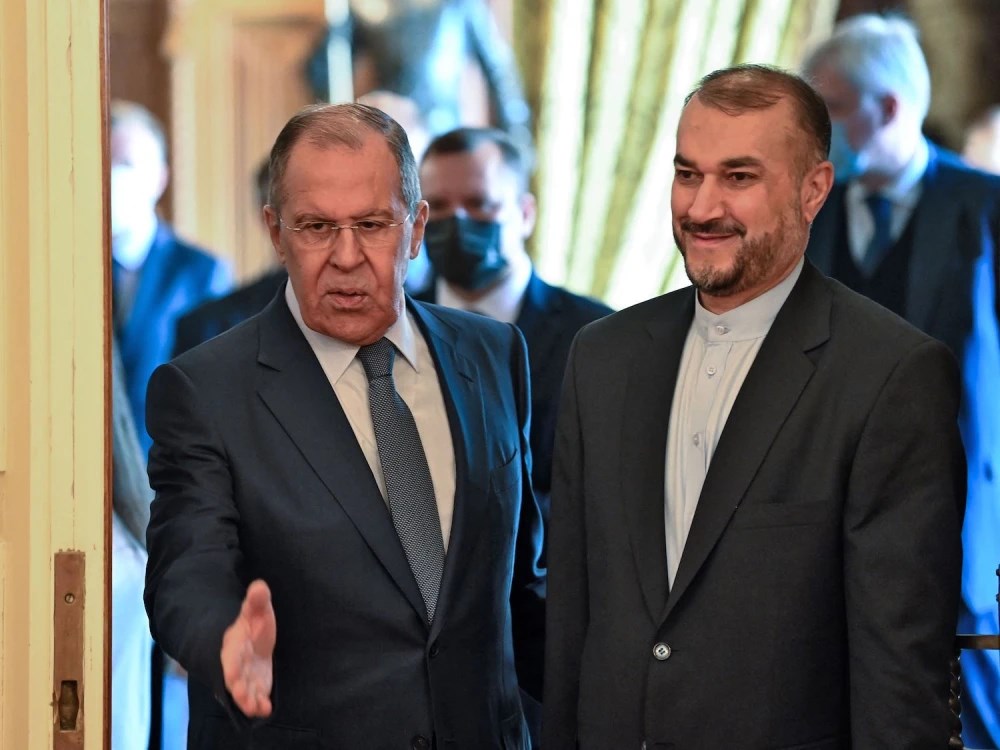 =Russian Foreign Minister Sergey Lavrov welcomes his Iranian counterpart, Hossein Amir-Abdollahian, prior to their meeting in Moscow on Oct. 6, 2021. (AFP)