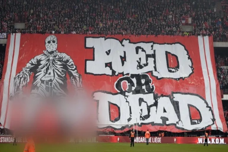 Standard Liege fans display a banner featuring the decapitation of an Anderlecht midfielder, 25 January 2015. (AFP)