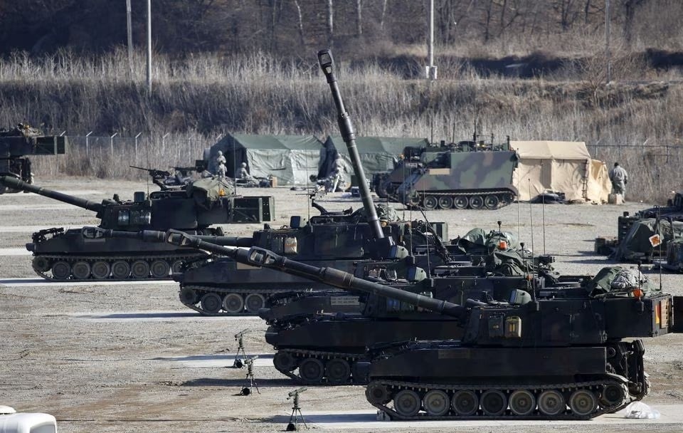 M109A6 self propelled howitzers are being utilized in a drill of the US Army in Pocheon, South Korea, 10 March 2016. (Reuters)