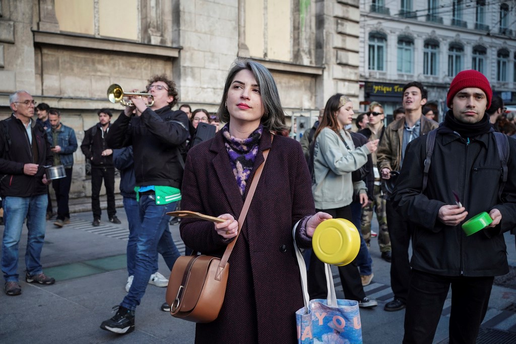 A person bangs pots and pans while French President Emmanuel Macron seeks to diffuse tensions in a televised address to the nation, in Lyon, central France, Monday, April 17, 2023 (AP Photo/Laurent Cipriani)