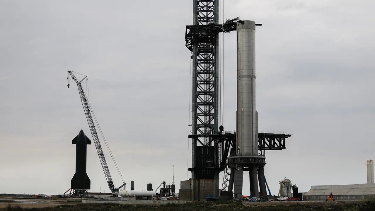 SpaceX workers on February 8 make final adjustments to Starship's orbital launch mount.(AP)