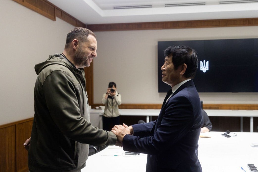 Andriy Yermak greets Morinari Watanabe before their meeting in Ukraine, 2 April 2023. (Twitter)