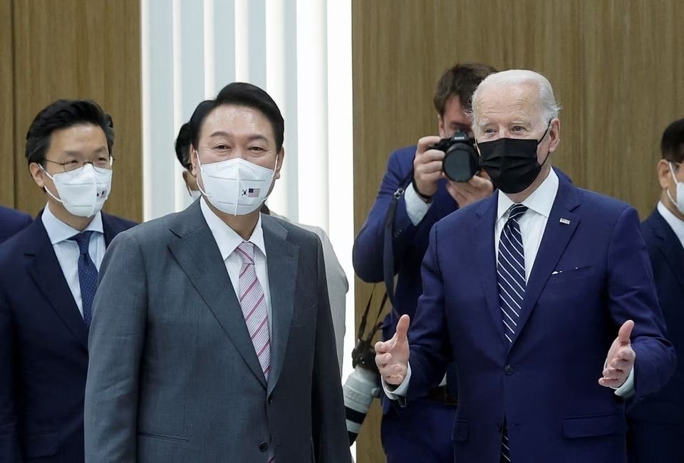South Korea's President Yoon Suk Yeol stands alongside US President Joe Biden at their visit to semiconductor factory at the Samsung Electronics Pyeongteak Campus, South Korea, 20 May 2022. (Reuters)