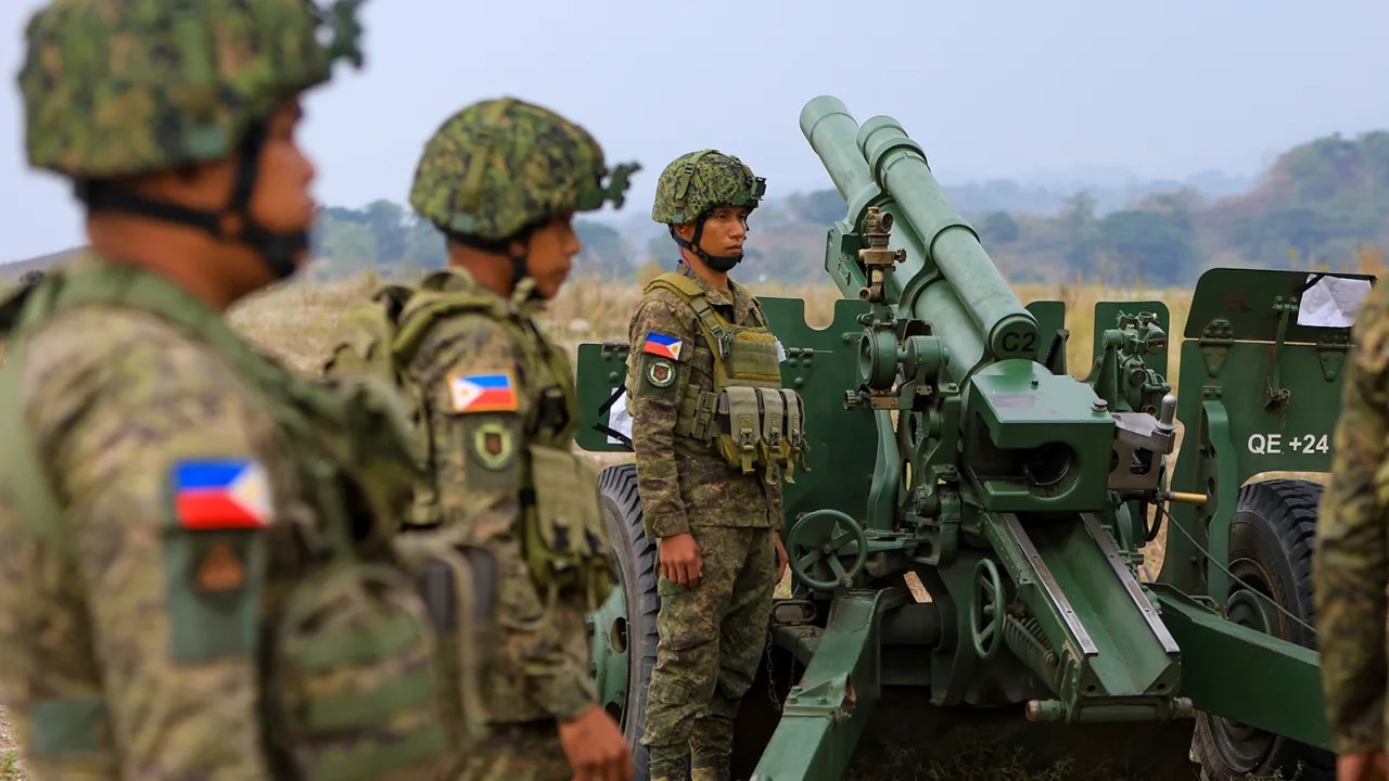 Filipino troops prepare to fire artillery shells in a joint live-fire drill with the US army during the 'Balikatan' drills New Clark City, Philipines, 14 April 2023. (AP)