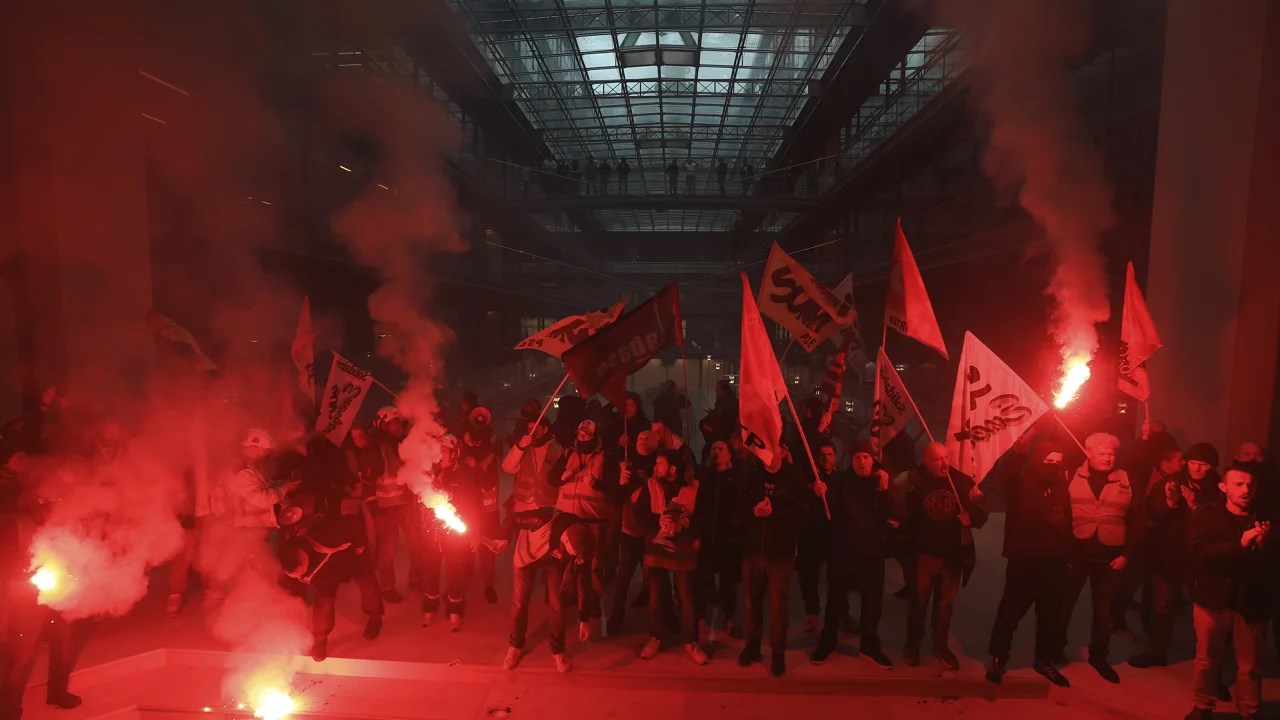 French railway workers storm Centorial building, which is house to US BlackRock offices in Paris, lighting up flares in protests of their government's pension reform plan,France, 6 April 2023. (AP)