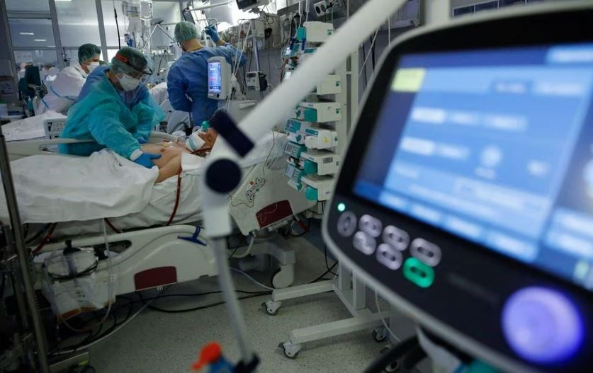 Medical staff members treat patients inside the coronavirus disease (COVID-19) ward at the Central Clinical Hospital of the Ministry of Interior and Administration in Warsaw, Poland, January 11, 2022. (Reuters)