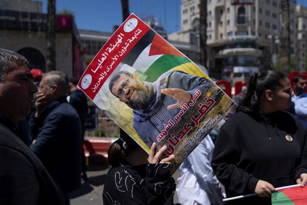 Palestinian prisoners to go on a mass hunger strike: Ministry
