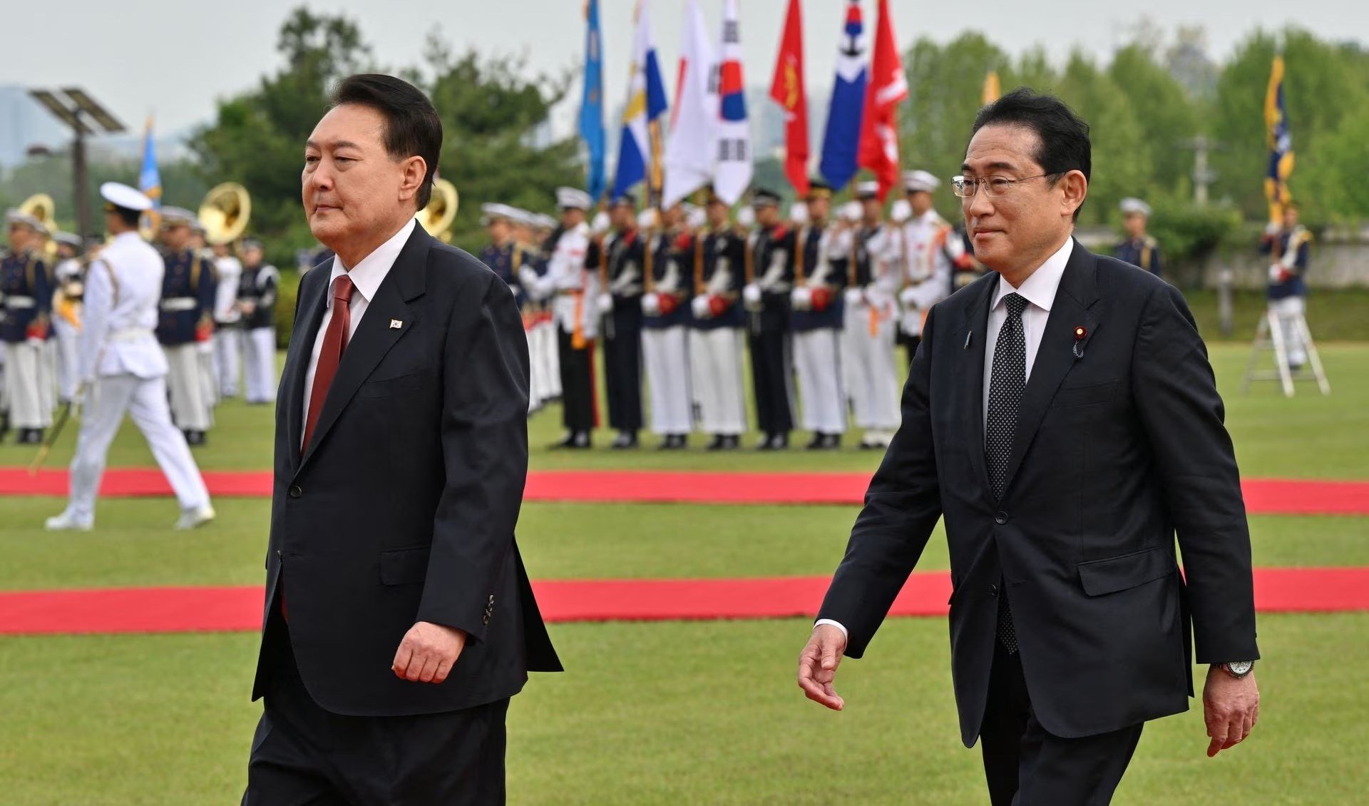 South Korean President Yoon Suk Yeol walks alongside Japanese Prime Minister Fumio Kishida in a welcoming ceremony in Seoul, South Korea, 7 May 2023. (Reuters)