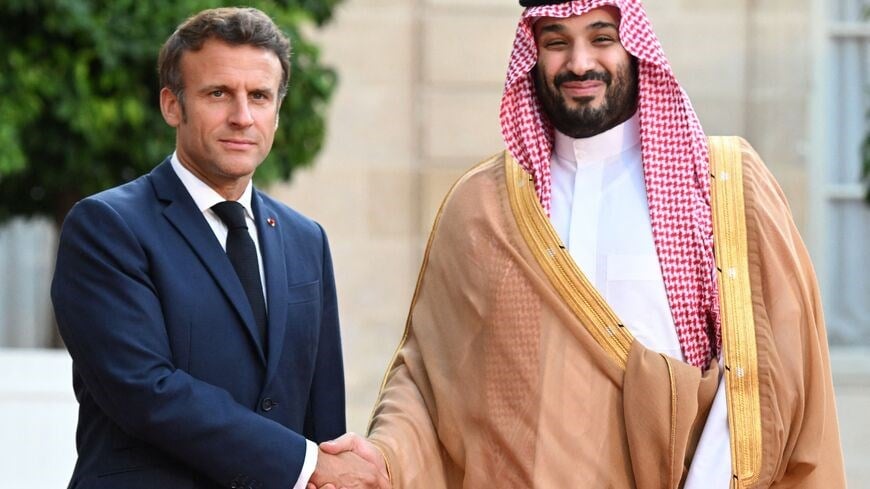 =France's President Emmanuel Macron greets Saudi Crown Prince Mohammed bin Salman as he arrives at the Elysee Palace in Paris on July 28, 2022. (AFP)