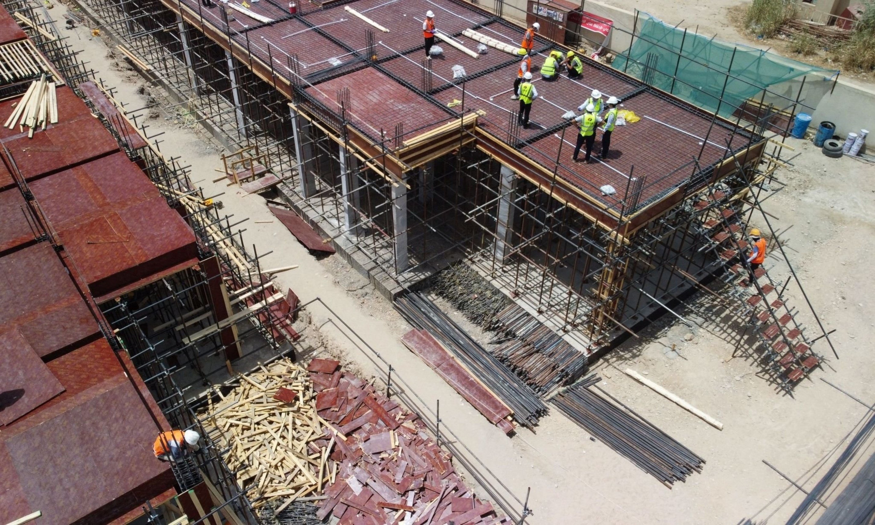 Laborers work on the construction site for a school as part of an Iraqi-Chinese deal to rejuvenate the Iraqi educational sector in the city of Nasiriyah, Iraq, July 20 2022. (AFP)