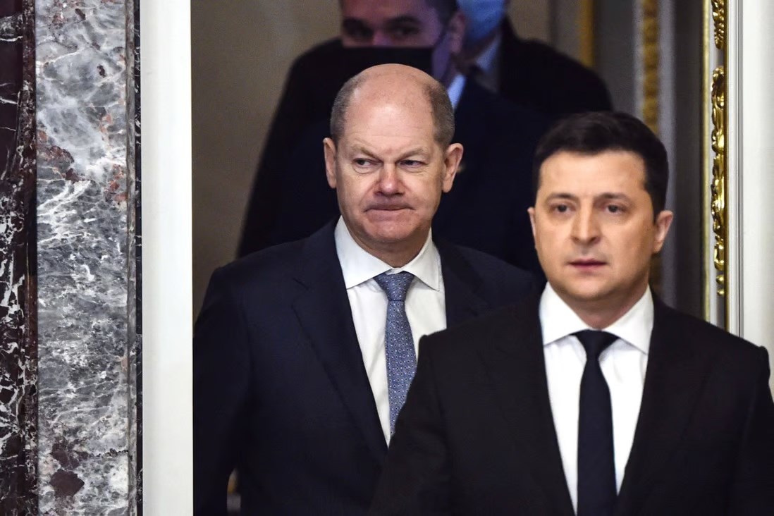 German Chancellor Olaf Scholz (L) and Ukrainian President Volodymyr Zelensky in Kyiv on Monday. Scholz arrived in Ukraine for crisis talks with Zelensky ahead of a scheduled visit to Moscow on   (AFP)