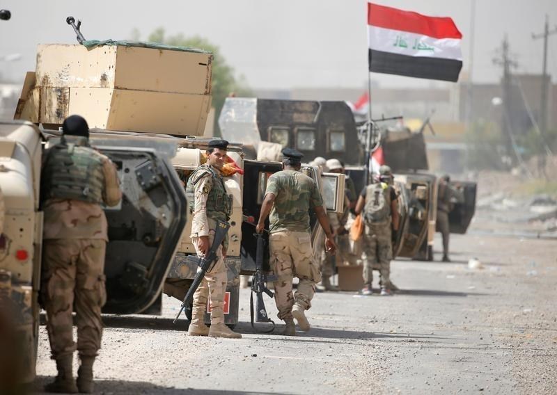 Iraqi army soldiers gather in the center of Falluja, Iraq, June 17 2016 (Reuters)