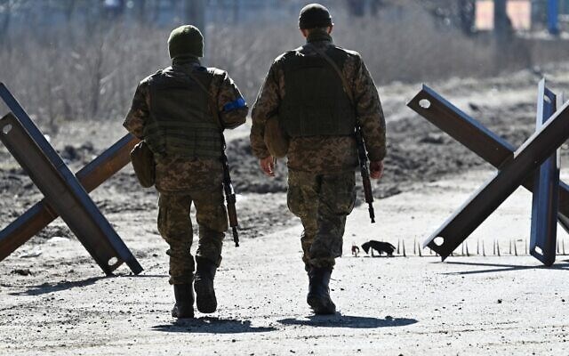 Ukrainian soldiers walk on the front line, near Kiev, on March 20, 2022. (AFP)