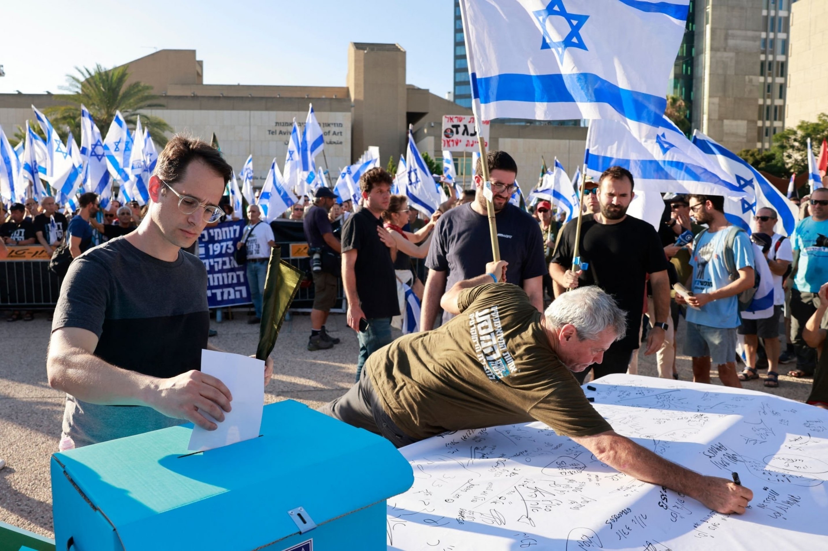 1300 Israeli reservists announce their opposition to Netanyahu.
