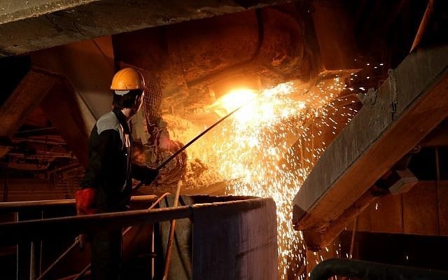 An employee works at the Iran Alloy Steel Company's plant in the central Iranian city of Yazd, on April 6, 2015 (AFP)