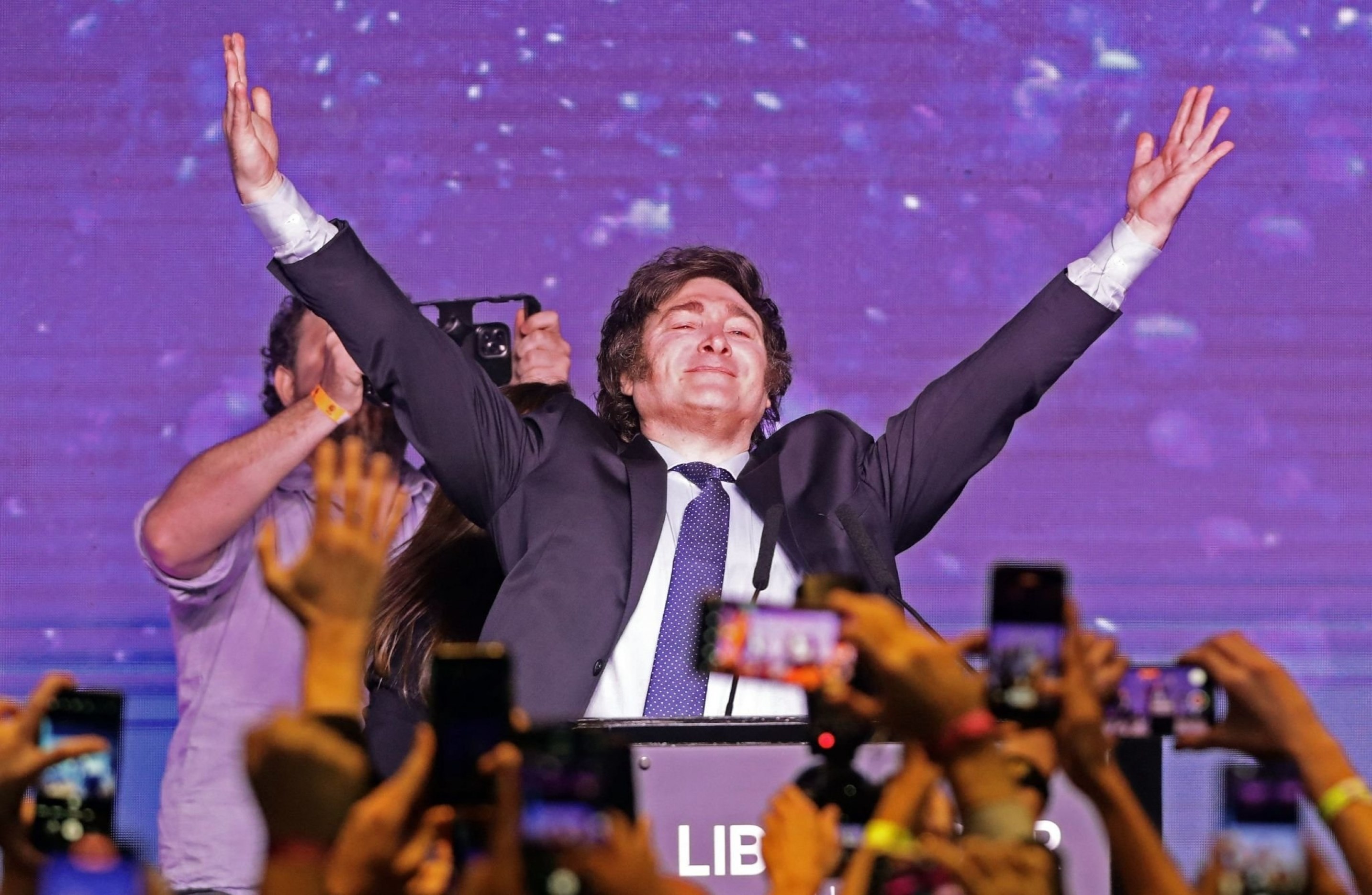 Argentina's far-right candidate takes the lead in the presidential primaries.