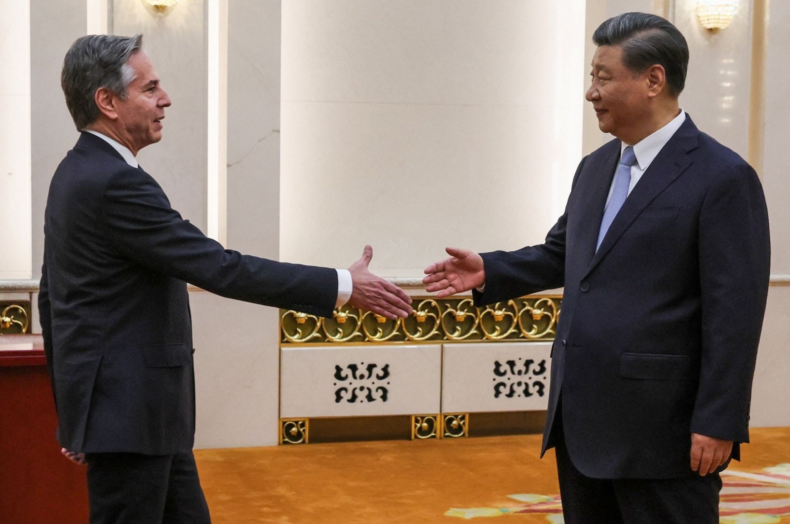 U.S. Secretary of State Antony Blinken (L) shakes hands with China's President Xi Jinping in Beijing, China, June 19, 2023. (AFP)