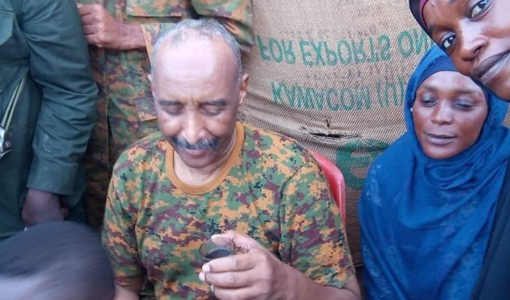 Sudanese army chief Abdel Fattah Al-Burhan meets a number of residents of Al-Hara 100, in Omdurman, and drinks coffee with them on August 24, 2023. (Social media)