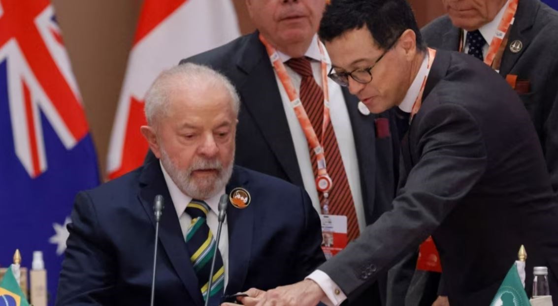 Presiden Brazil Luiz Inacio Lula da Silva berbincang dengan para penasihatnya sebelum sesi kedua pertemuan para pemimpin kelompok G20 di Bharat Mandapam, New Delhi, India, Sabtu, 9 September 2023. (AFP)