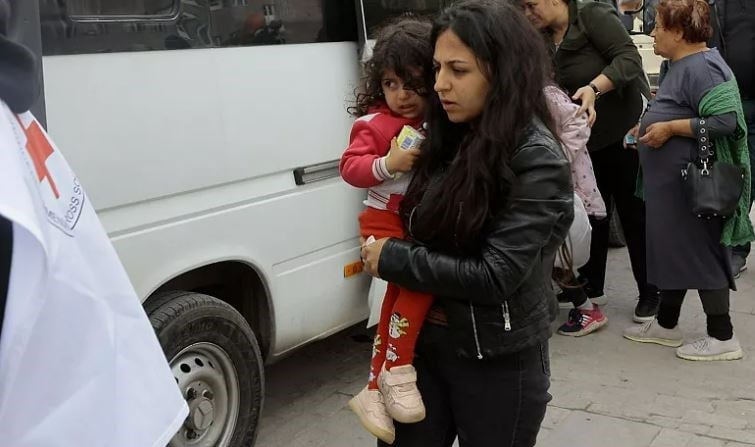 Armenians from Nagorno-Karabakh arrive in Armenia's Goris, the town in Syunik region on 25/09/2023 (AP)